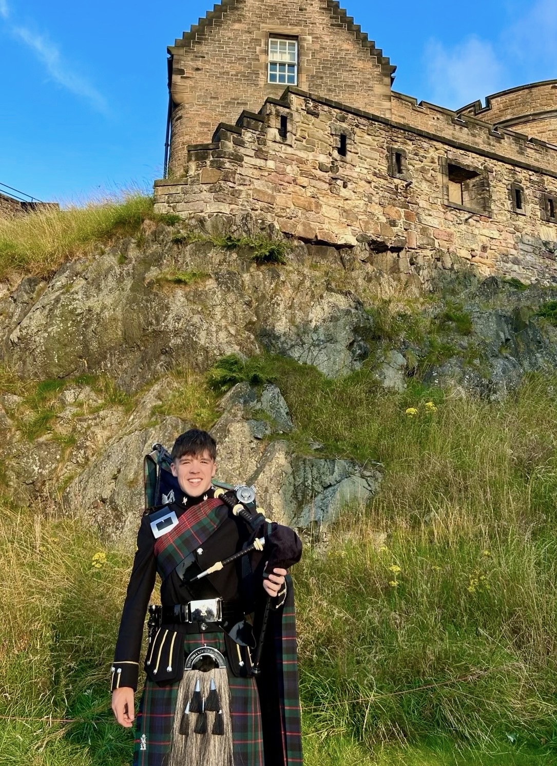 Felix Walker playing bagpipes at Edinburgh Castle